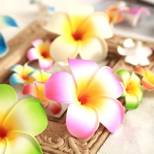 Vista 4 de 10 pinzas de flores hawaianas de plumeria hawaiana, pasadores de pelo para fiesta en la playa, horquillas artificiales de flores tropicales
