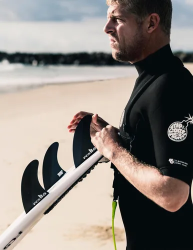 Vista 3 de FCS II Mick Fanning Neo Carbon - Tres aletas grandes de carbono, color negro y carbón, diseñadas para potencia, velocidad y respuesta rápida, ideal
