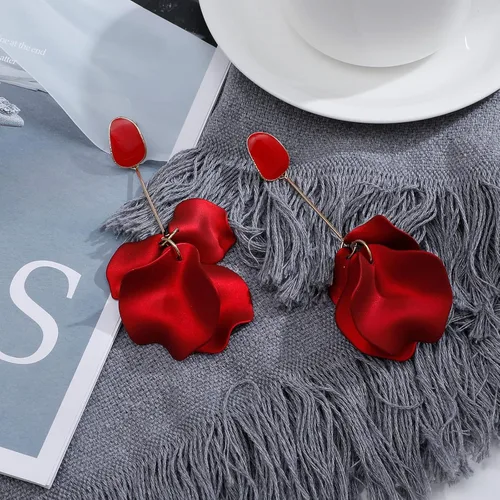 Vista 5 de Hofar Aretes acrílicos colgantes de pétalos de rosa, aretes de resina de caída larga, con borlas florales y rosas para mujeres y niñas