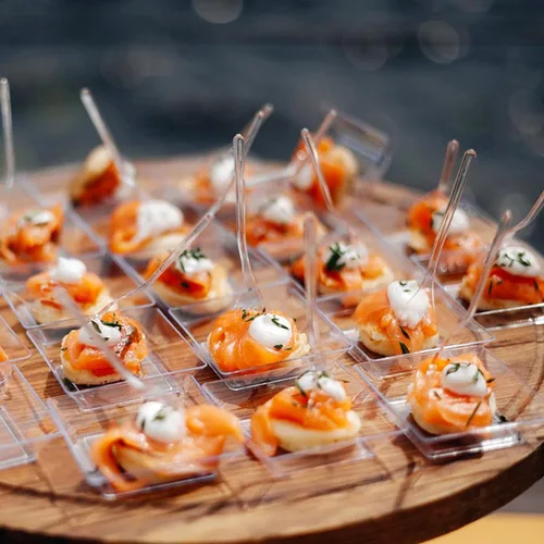Vista 7 de Zezzxu 100 paquete de mini platos de postre con tenedores de degustación, 2.5 pulgadas pequeños platos cuadrados reutilizables de plástico