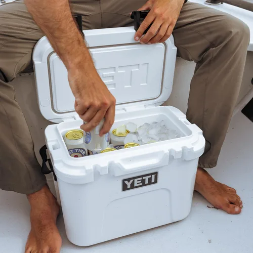 Vista 6 de YETI Roadie 15 - Enfriador duro con correa de hombro DoubleDuty