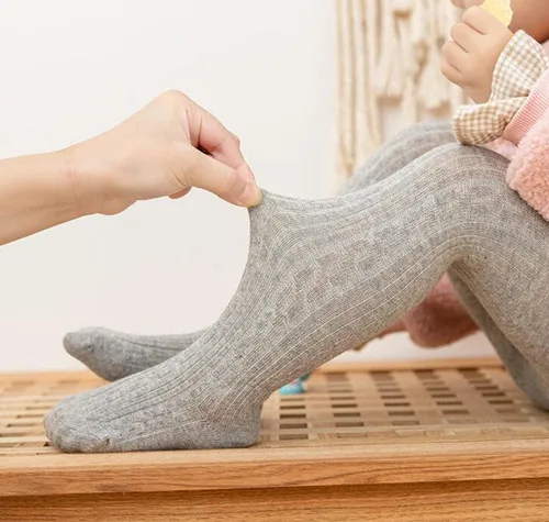 Vista 7 de HLJgift 3 pares de pantalones de algodón para bebés y niñas (4T6T, negro, blanco y gris)