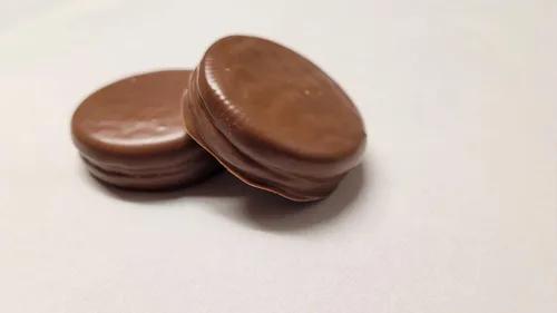 Vista 8 de 100 galletas cubiertas de chocolate para concientización sobre el cáncer de mama, envueltas individualmente con chocolate con leche y etiquetas