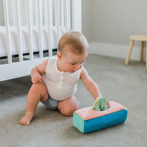 Vista 7 de Caja de pañuelos para bebé, juego Montessori para bebés y niños pequeños, caja texturizada sensorial con 12 bufandas coloridas a juego y 3 piezas