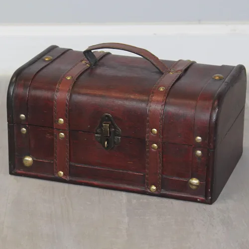 Vista 2 de Caja decorativa del tesoro de madera vintage con asa y candado pequeño