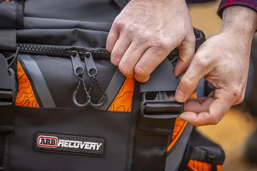 Vista 4 de ARB Kit de recuperación RK9A Premium para cualquier aventura todoterreno, el equipo de recuperación 4x4 más completo incluido en una caja a todo