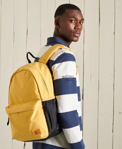 Vista 2 de Superdry Mochila esencial Montana para hombre, diseño clásico, amarillo, (Pigment Yellow), talla única , Mochilas tipo mochila