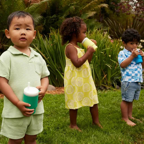 Vista 9 de Infantino Mi primer vaso, taza de silicona con pajita y asa, vaso de bebé resistente a derrames para llevar, botella de transición libre de BPA
