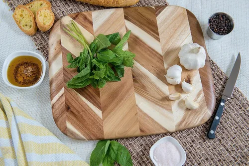 Vista 5 de Lipper International Tabla de cortar y servir de espiga de acacia con borde redondeado con asas insertadas para cortar carnes, frutas y verduras