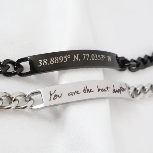 Vista 3 de Pulsera Grabada Personalizada con Escritura a Mano Personalizada o Texto Mecanografiado Pulsera de Cadena Bordillo de Acero Inoxidable en Acabado