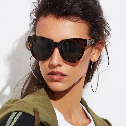 Vista 6 de Ayaoch Lentes de sol retro con diseño de ojo de gato, montura cuadrada, protección UV para mujeres y hombres (concha de tortuga + gris), Careygris