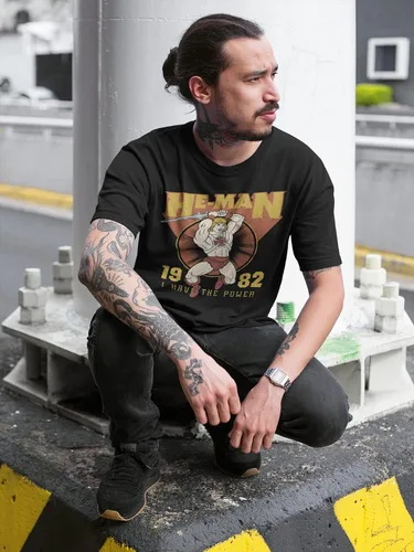 Vista 3 de Camiseta de Masters of The Universe con texto en inglés "He Man I Have The Power '82" para adultos, de manga corta, con figura de acción, camisetas