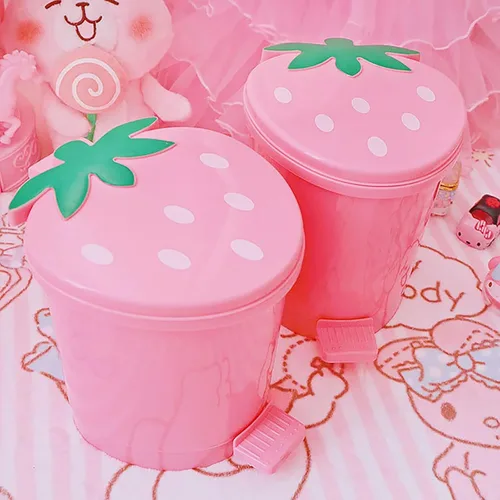 Vista 4 de Bote de Basura de Fresa, Bote de Basura de Plástico Lindo de 1 Galón para Escritorio Kawaii Pequeño Bote de Basura de Fresa para Dormitorio con 2