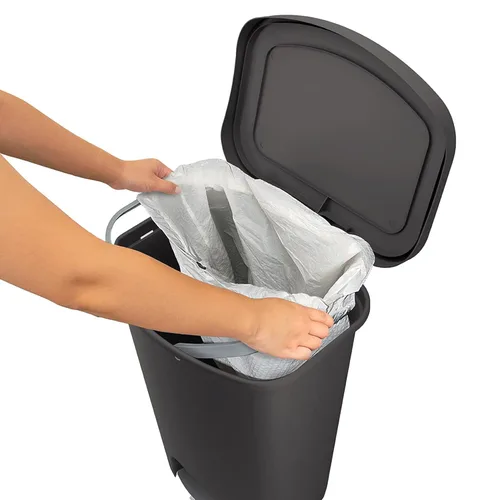 Vista 9 de Glad Paquete de 2 botes de basura de 13 galones, cubos de basura de plástico para cocina con protección contra olores de tapa, manos libres con Gris