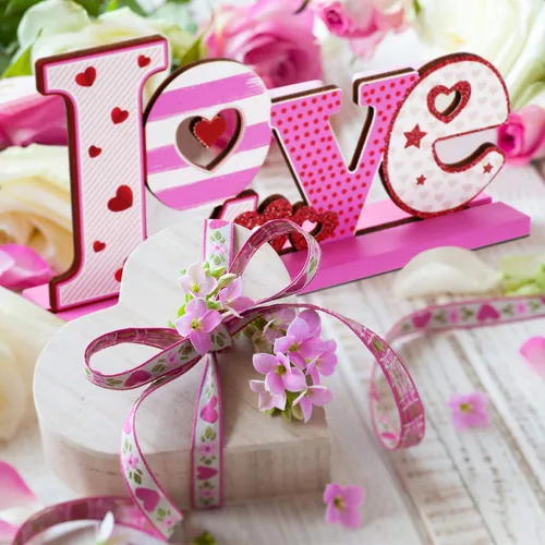 Vista 2 de Sumind 3 piezas de decoración de mesa de madera para el día de San Valentín para el hogar, centro de mesa de San Valentín para comedor, oficina