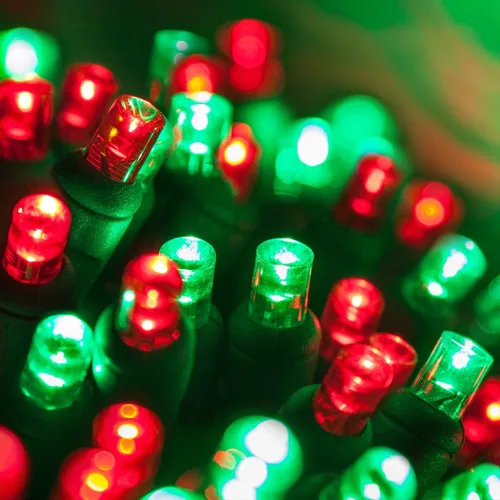 Vista 15 de Wintergreen Lighting 50 bombillas LED de Navidad de luz blanca cálida, 5,2 m de cable verde para interiores y exteriores, grado comercial, mini