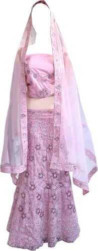 Vista 5 de Lehanga rosa claro y plata con hermosa red Dupatta. El hilo de plata Zari y granate con cristales de Swarovski acentúan la belleza de este regalo