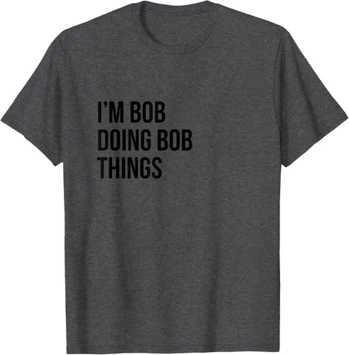 Vista 27 de Camiseta con texto en inglés "I'm Bob Doing Bob Things" Asfalto