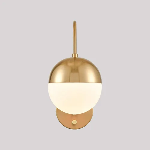 Vista 2 de Lámpara de pared moderna de mediados de siglo con interruptor, lámpara de pared dorada con acabado de latón, lámpara de pared con globo de vidrio