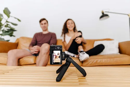 Vista 2 de Cámara digital Canon PowerShot G7 X Mark III, kit para crear videos con accesorios: trípode, tarjeta de memoria y control remoto Bluetooth Negro
