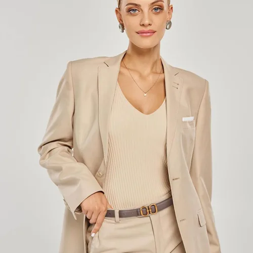 Vista 297 de Cinturón de cuero clásico con hebilla de metal para mujer con vestido de jeans