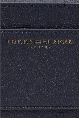 Vista 4 de Tommy Hilfiger Amelia II Cámara Crossbody en relieve Th Serif Critter PVC