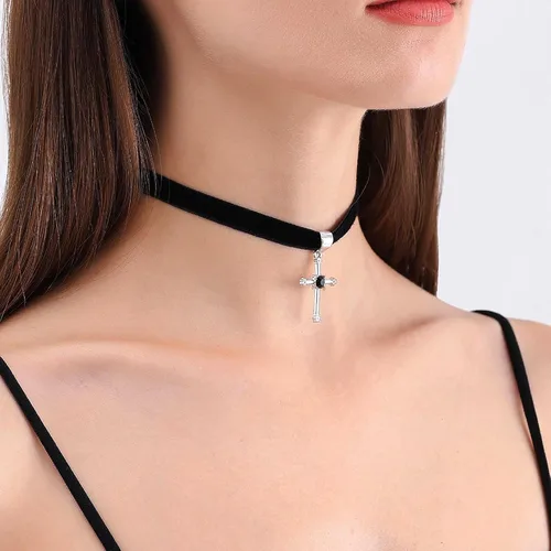 Vista 5 de TseanYi Gargantilla de terciopelo negro con colgante de cruz plateada, collar de terciopelo con cruz gótica, collar corto de ante crucifijo, collar