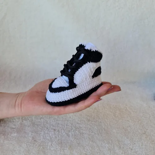 Vista 4 de Tenis de ganchillo orgánicos hechos a mano, botines Jordan suaves para recién nacidos con suela antideslizante, regalo personalizado para baby