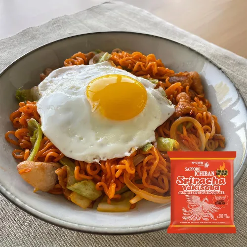 Vista 6 de [ICHIBAN DE SAPPORO] Sriracha Yakisoba, Chow Mein picante, Nº 1 sabor japonés de fideos instantáneos (3.6 onzas/3.60 oz) (5 paquetes)
