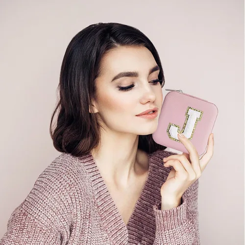 Vista 6 de Tivddikun Joyero de viaje, joyero de viaje personalizado con inicial, mini estuche de viaje para mujer, joyero pequeño para niñas, regalos del día