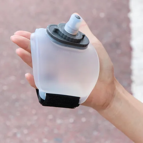 Vista 9 de Botella de agua deportiva de muñeca con correa de mano ajustable, 7 onzas, silicona suave, sin BPA, para hidratación, correr, escalar, ejercicio