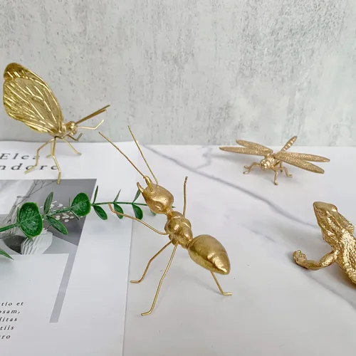 Vista 5 de Escultura de Hormiga Dorada, Ornamento de Insecto de Metal Sólido, Mini Figurilla de Hormiga para Decoración de Escritorio en Casa, Oficina, Jardín
