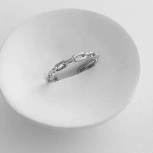 Vista 8 de Honeycat Anillo ajustable Chainlink en oro, oro rosa o plata Joyería minimalista y delicada