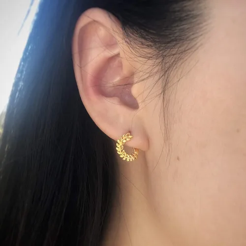 Vista 3 de Pendientes pequeños Huggie de vid en plata de ley con acabado dorado