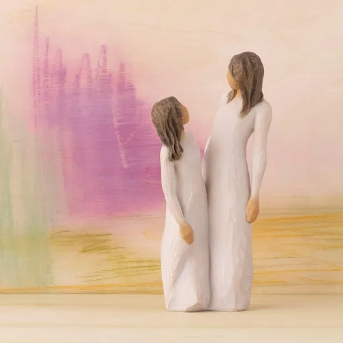 Vista 7 de Willow Tree Time Together, "I Love Our Time Together", Figura de madre e hija con manos juntas, figura esculpida pintada a mano