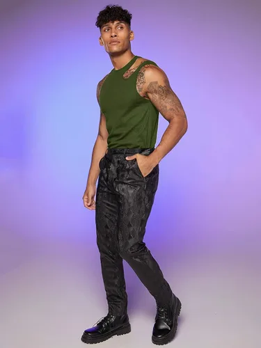 Vista 6 de OYOANGLE Camiseta sin mangas con cuello asimétrico recortado para hombre