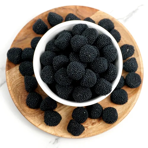 Vista 2 de Bayas negras con nonpareils, sabor a arándanos, gomitas de caramelo negro, The Hampton Popcorn & Candy Company, bolsa de 1 libra