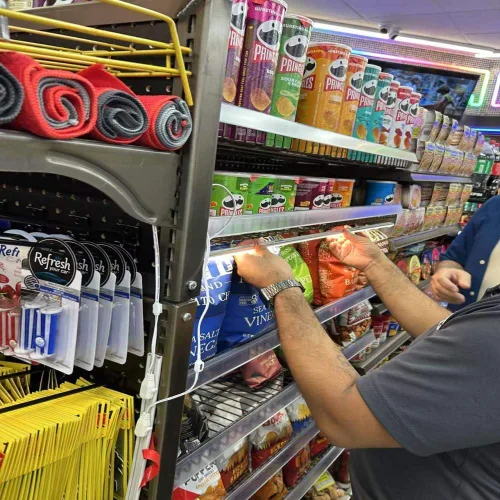 Vista 3 de Kit de luz de góndola al por menor, montaje magnético blanco puro de 6000 K con controlador de 24 V y pista de alimentación para estantes