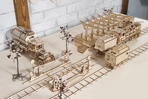 Vista 4 de Ugears Bundle 3 en 1, Locomotora + plataforma ferroviaria + carriles mecánicos rompecabezas 3D, rompecabezas eco-amigable, regalo para armar uno