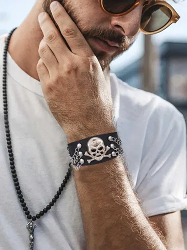 Vista 6 de Pulsera negra de piel sintética Punk Rock Pulseras de calavera pulsera gótica de los años 80s90s Pulsera con tachuelas para mujeres y hombres