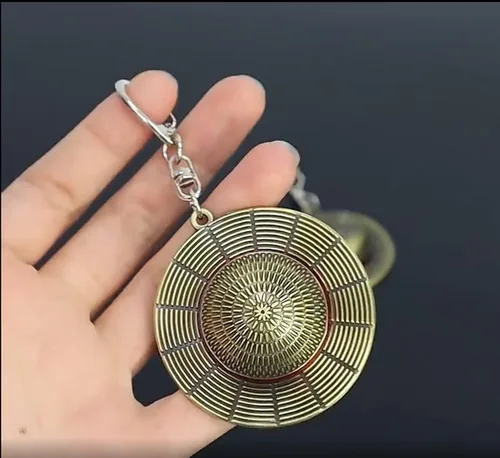 Vista 5 de Batustou Llavero de una pieza con sombrero de paja Luffy de anime, llavero de piratas de 2 pulgadas, accesorios para mujeres, hombres y niños