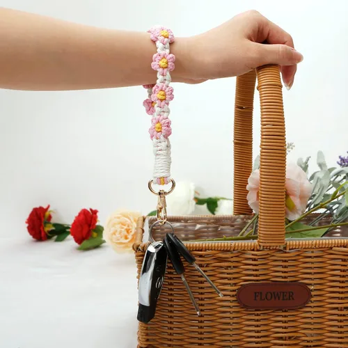 Vista 4 de Correa de muñeca para teléfono, cordón para teléfono celular, con 2 parches para teléfono, llavero de flores hecho a mano, cordón de muñeca