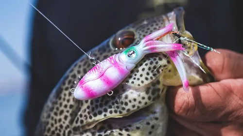 Vista 2 de Nomad Design Señuelo de pesca vibratorio patentado original de Squidtrex – Señuelo de plástico suave TPE con aroma añadido para agua salada