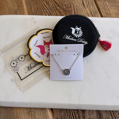 Vista 7 de Minkaa Daisy Collar de zorro de 9 colas encantador colgante de plata dorada Joyería de zorro vibrante para todas las edades Luna Kitsune, zorro