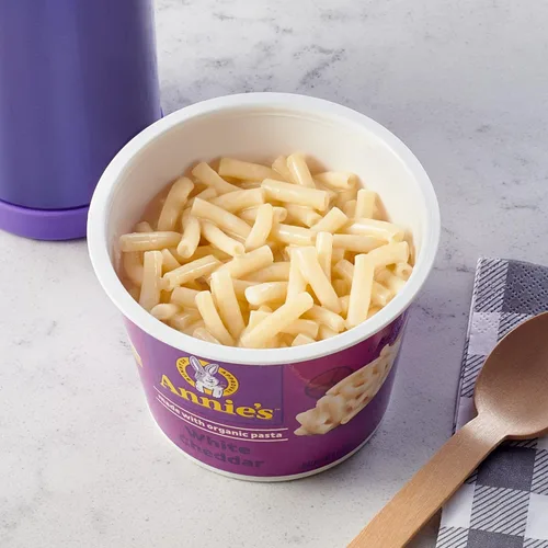 Vista 2 de Annie's Organic White Cheddar Macaroni and Cheese, taza microondable, 2.01 oz (Paquete de 12)