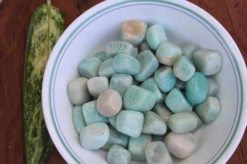 Vista 6 de Jet Amazonite - Piedra rodada de 3.53 oz aprox. de 0.75 a 1 pulgada con bolsa de terciopelo (Amazonita)