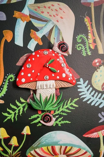 Vista 4 de Enesco Allen Designs Fun-Guy - Reloj de pared con péndulo esculpido de hongos y caracoles del bosque, 11.61 pulgadas, multicolor