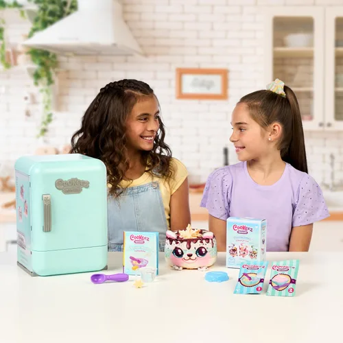 Vista 4 de Cookeez Makery Freezy Cakez. Mezcla y decora a tu mejor amigo de peluche. Coloca tu mezcla de pastel en la congelación y sorpréndete cuando salga un