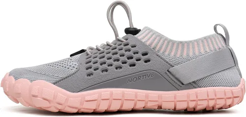 Vista 2 de NORTIV 8 Zapatos de agua de secado rápido para mujer, sensación de pies desnudos, para deportes acuáticos, para la playa o la piscina, para nadar
