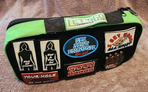 Vista 3 de Cornhole Patch - Ventilador de material de alfombra, 1 parche rectangular, blanco, plástico, estándar, humor provocativo, deporte, planchado